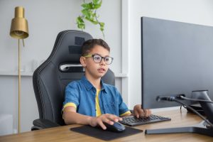 bambino che impara con il corso di coding di 股市什么时候开盘