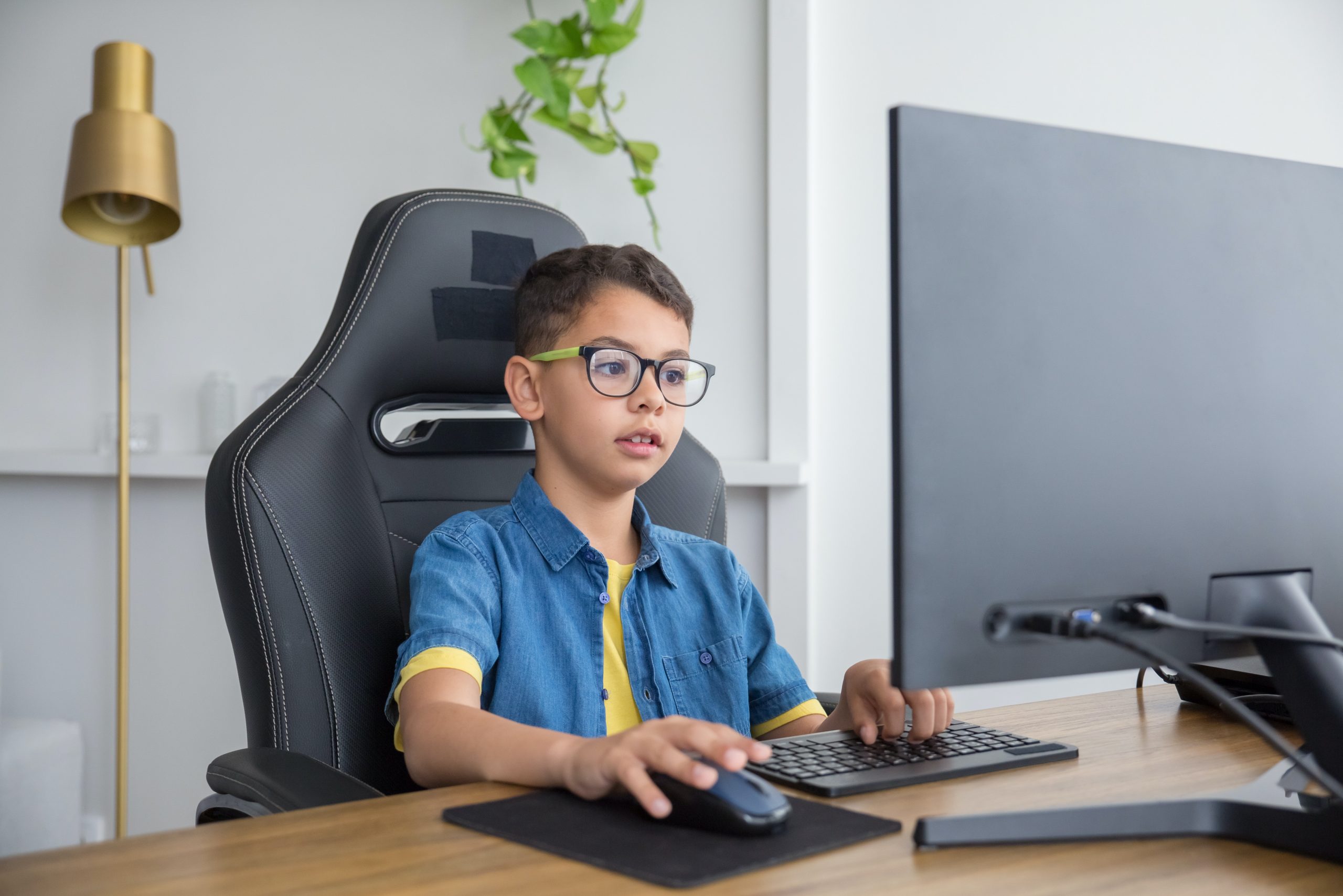 bambino che impara con il corso di coding di 猎户家的小娘子